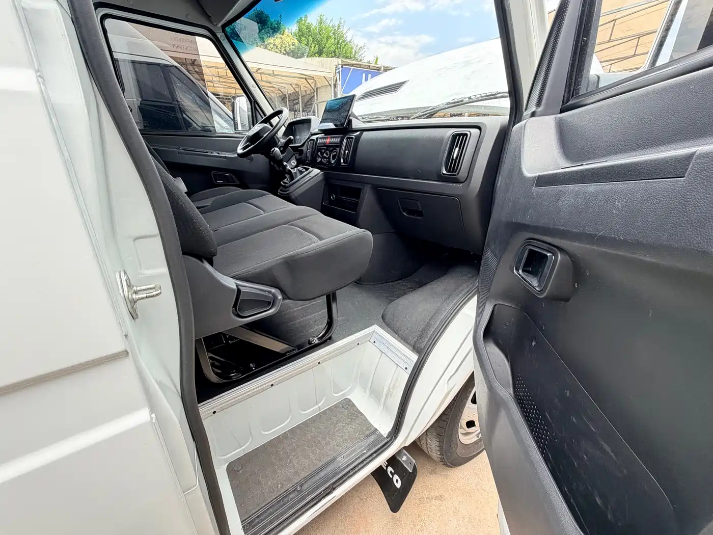 Iveco Daily 2024 2023 2.5T A37M1 Long Wheelbase Medium Roof Dual Tire Sliding Door 5-9 Seater