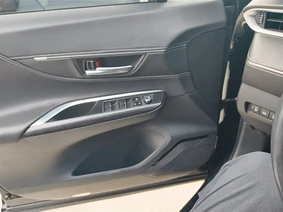 Toyota Venza 2022 2.0L CVT 2WD Premium фото 7