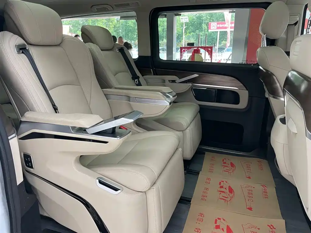 Mercedes-Benz V-Class 2021 V 260 L Long Wheelbase Premium Edition фото 18