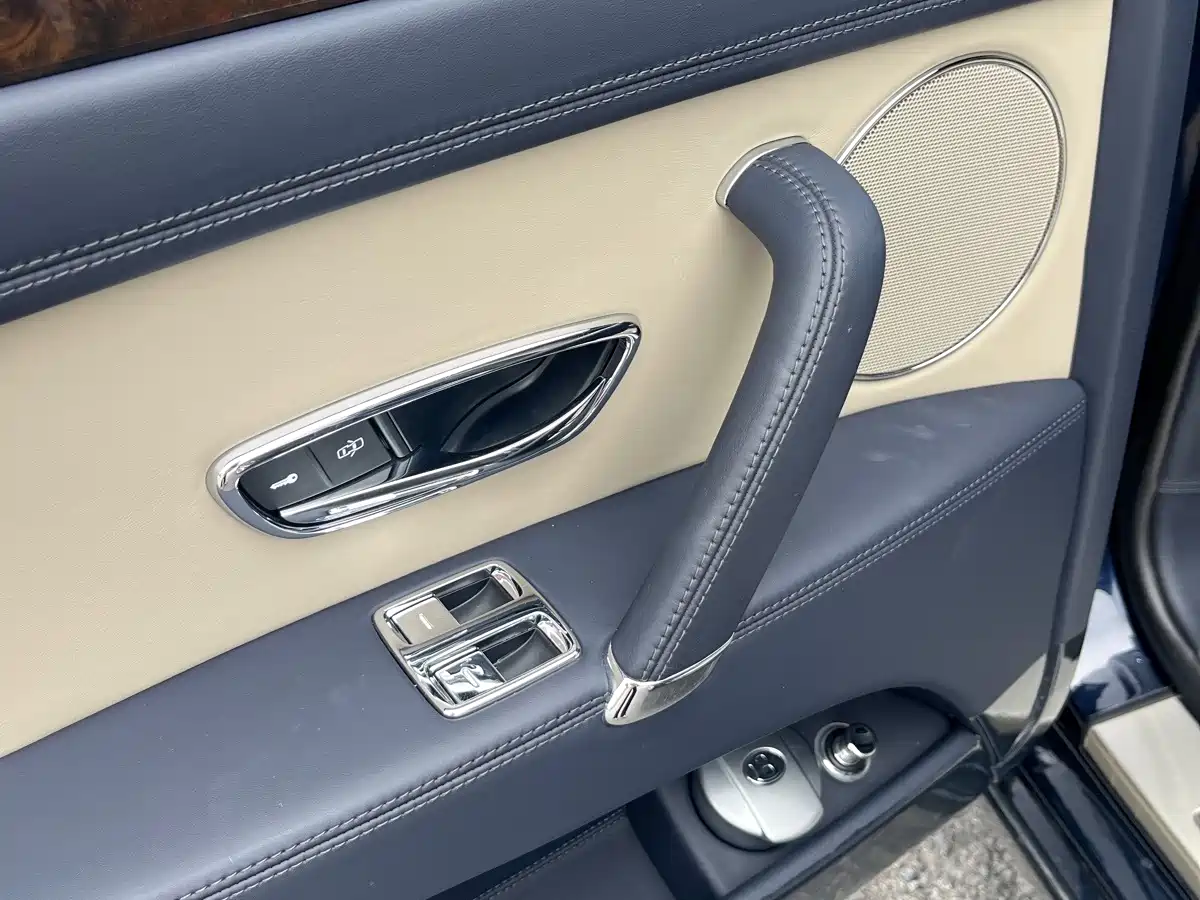 Фото 12 - Bentley Flying Spur