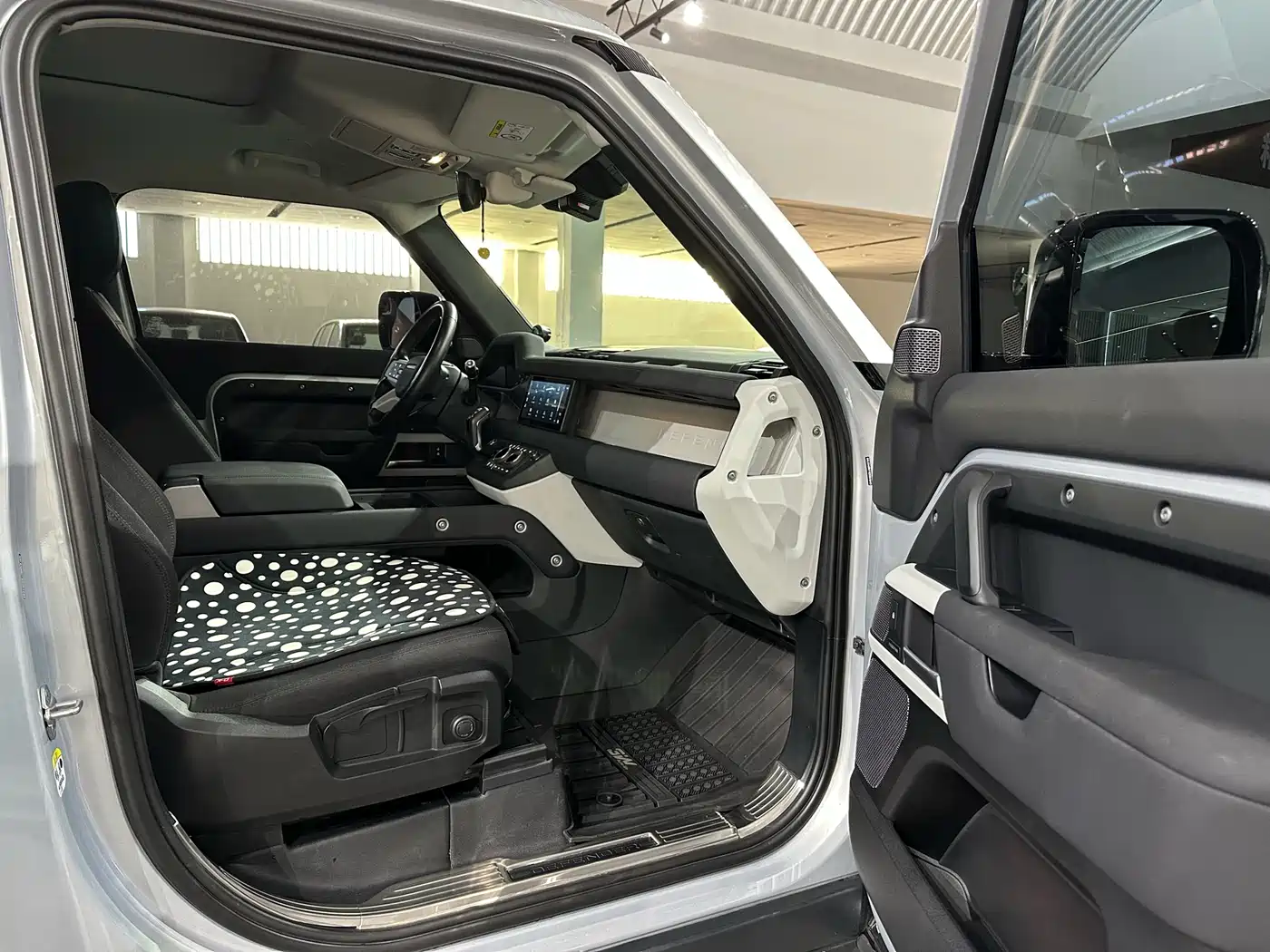 Land Rover Defender 2023 Model 90 3.0T P400 XS фото 11