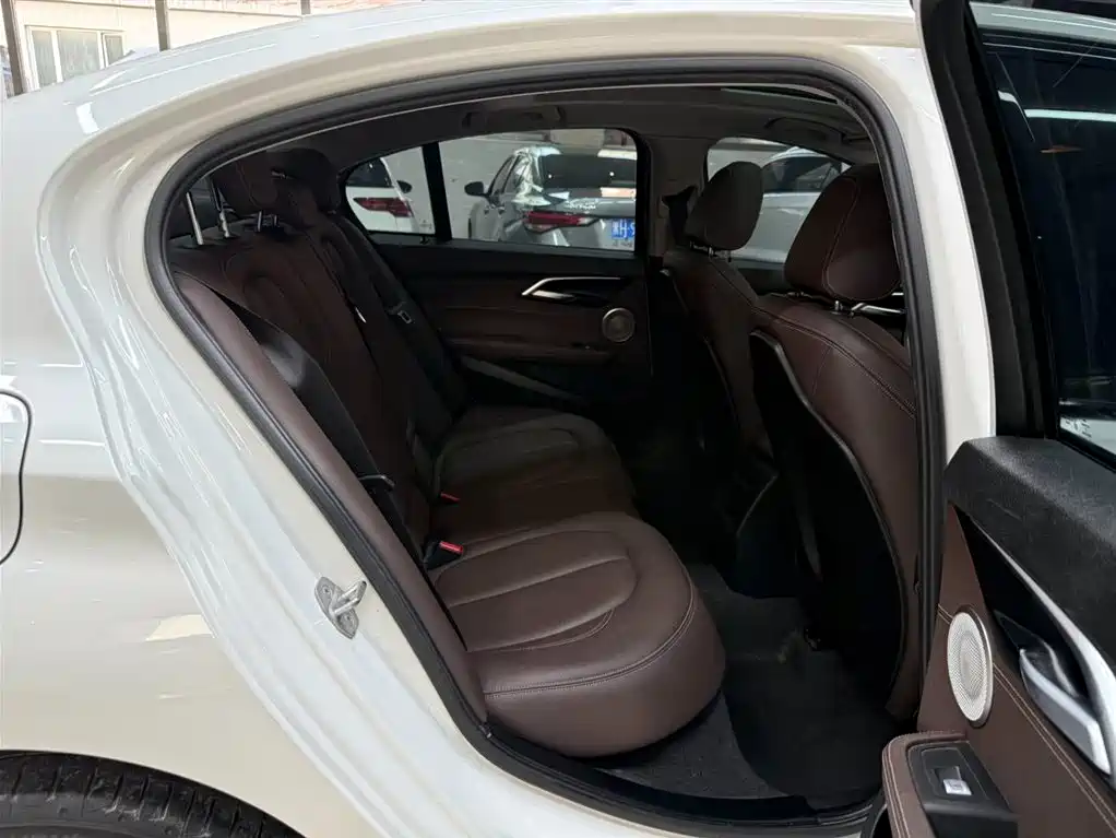 BMW 1 Series 2022 120i M Sport Shadow Edition фото 21