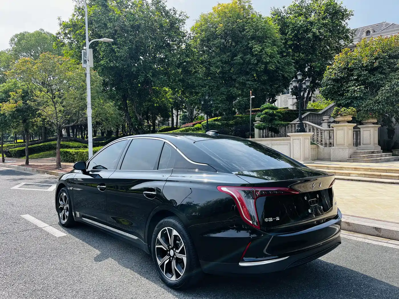 Hongqi E-QM5 2023 Facelift Basic Travel Edition фото 16