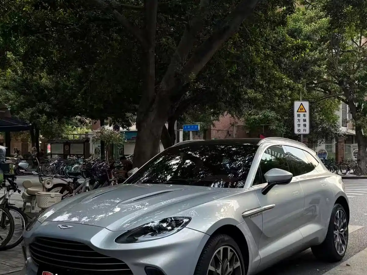 Фото 1 - Aston Martin DBX