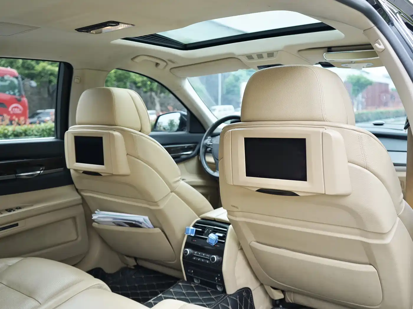 BMW 7 Series 2011 740Li Steinway Limited Edition фото 13
