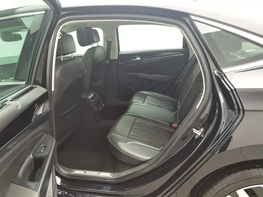 Photo 15 - Volkswagen Passat