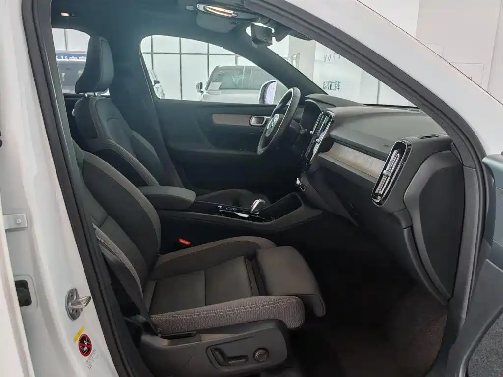 Volvo XC40 2024 2025 B3 Smart Elite Luxury Edition