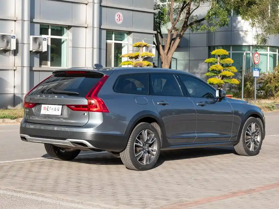 صورة 3 - Volvo V90