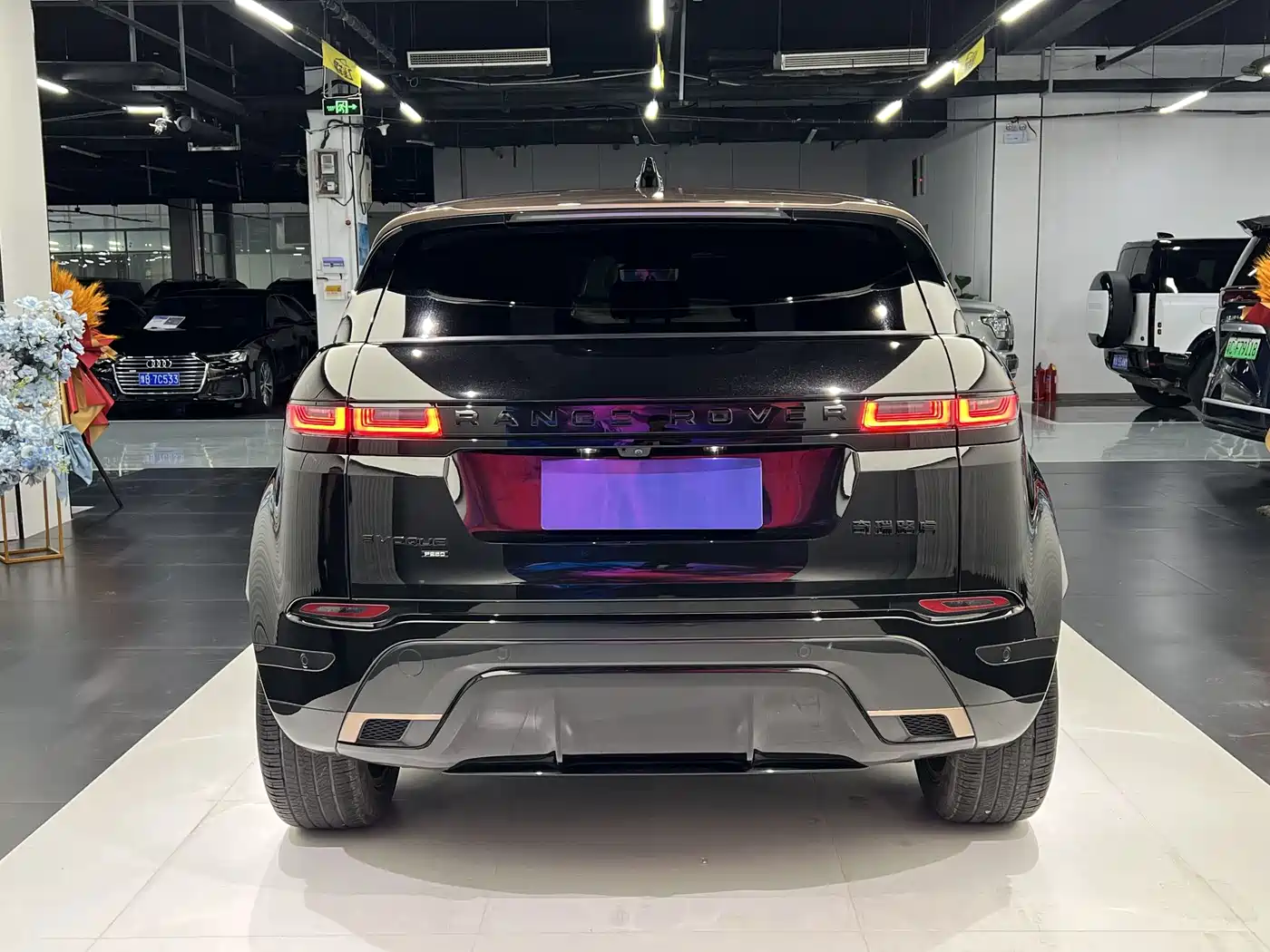 Land Rover Range Rover Evoque 2023 Range Rover Evoque L 249PS Corinthian Bronze Special Edition фото 10