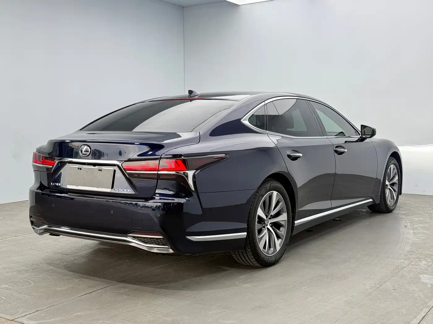 Фото 4 - Lexus LS