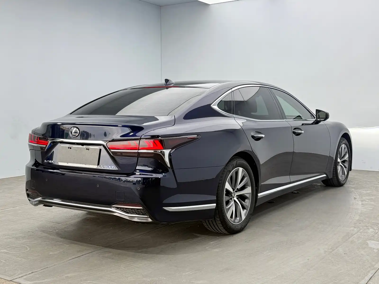 Фото 4 - Lexus LS