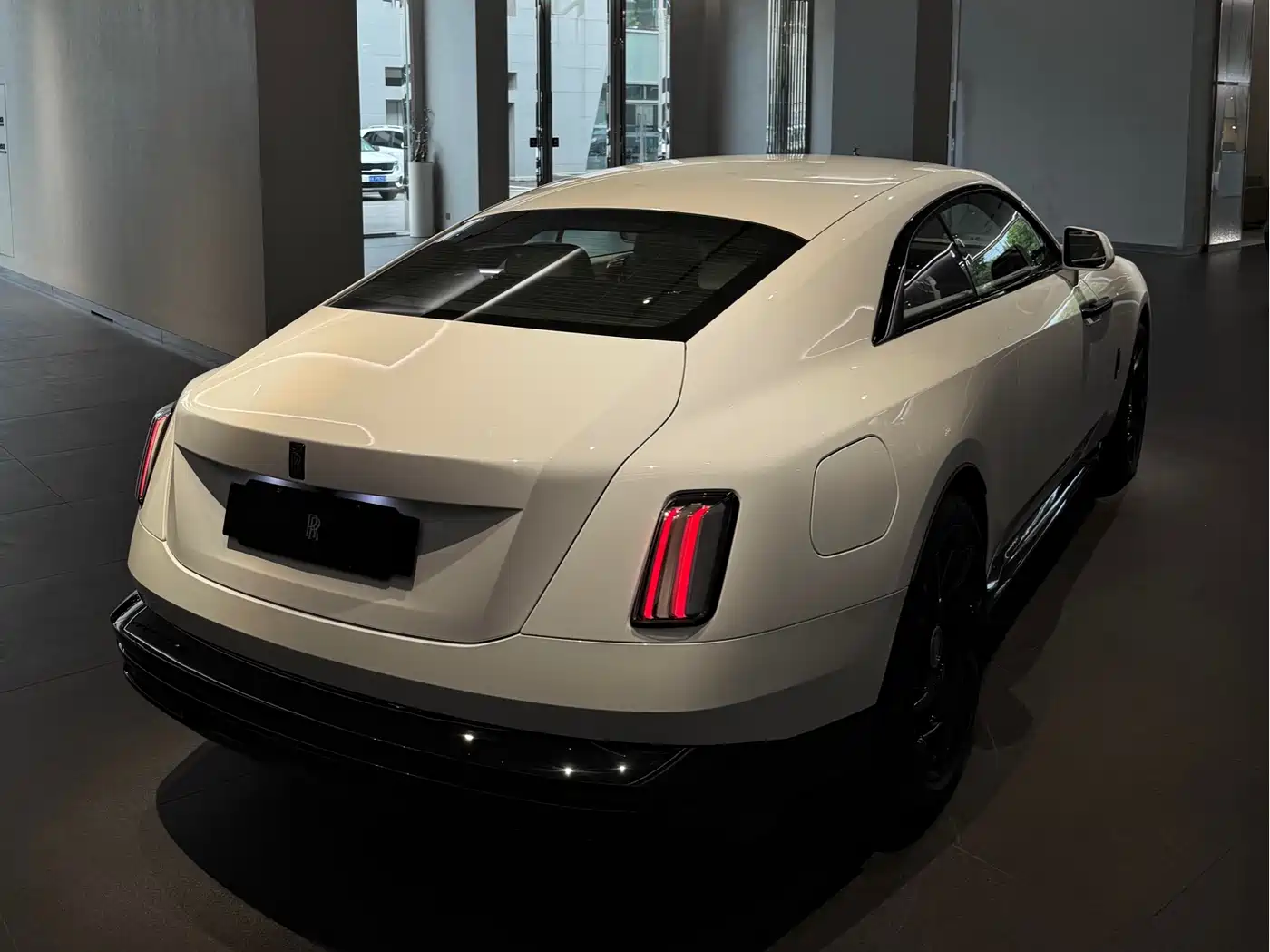 Rolls-Royce Spectre фото 3
