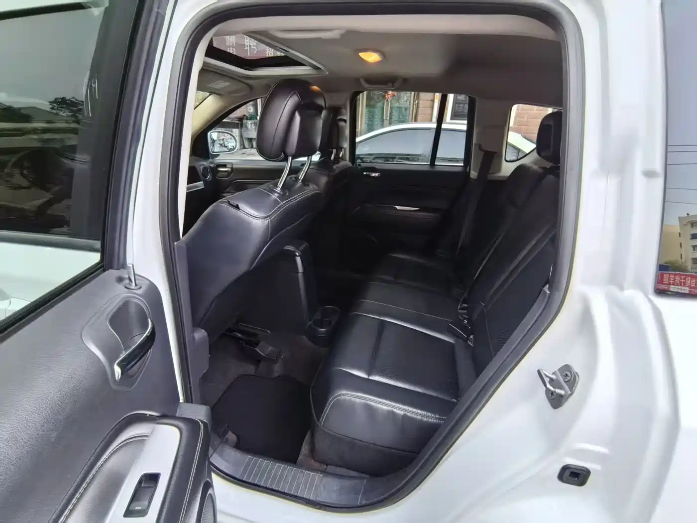 Photo 8 - Jeep Compass (Import)