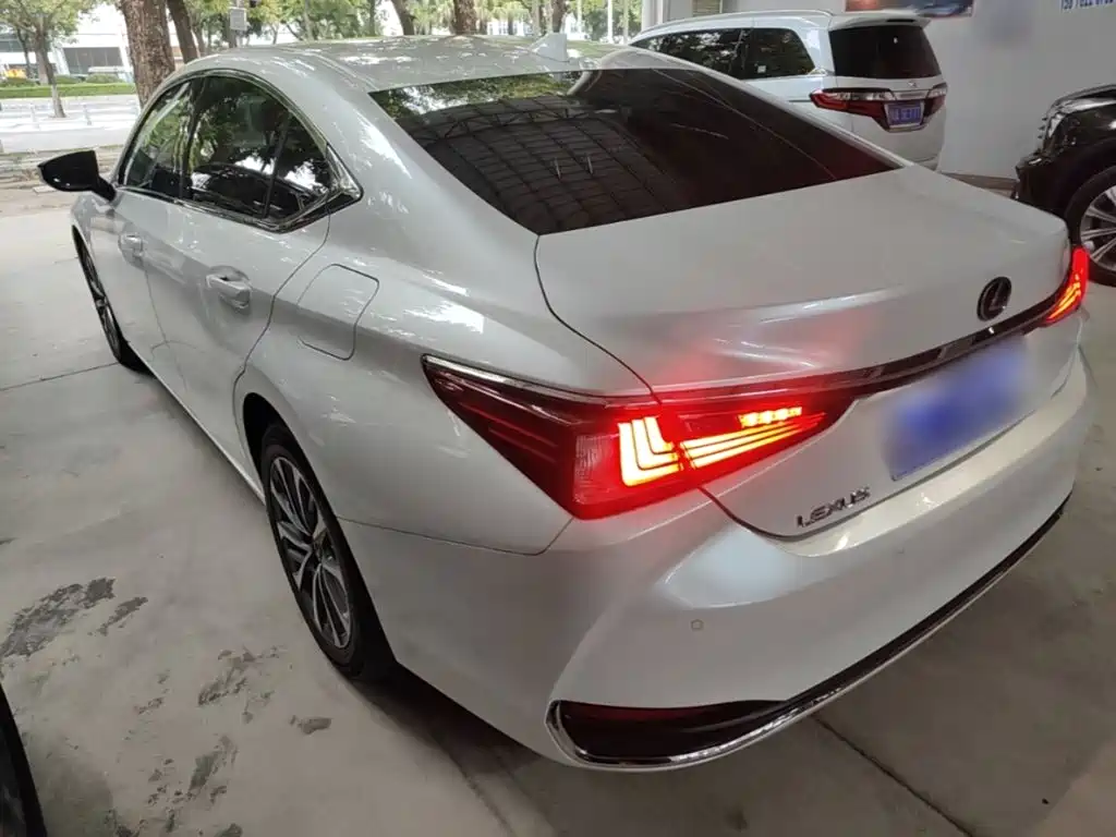 Фото 5 - Lexus ES