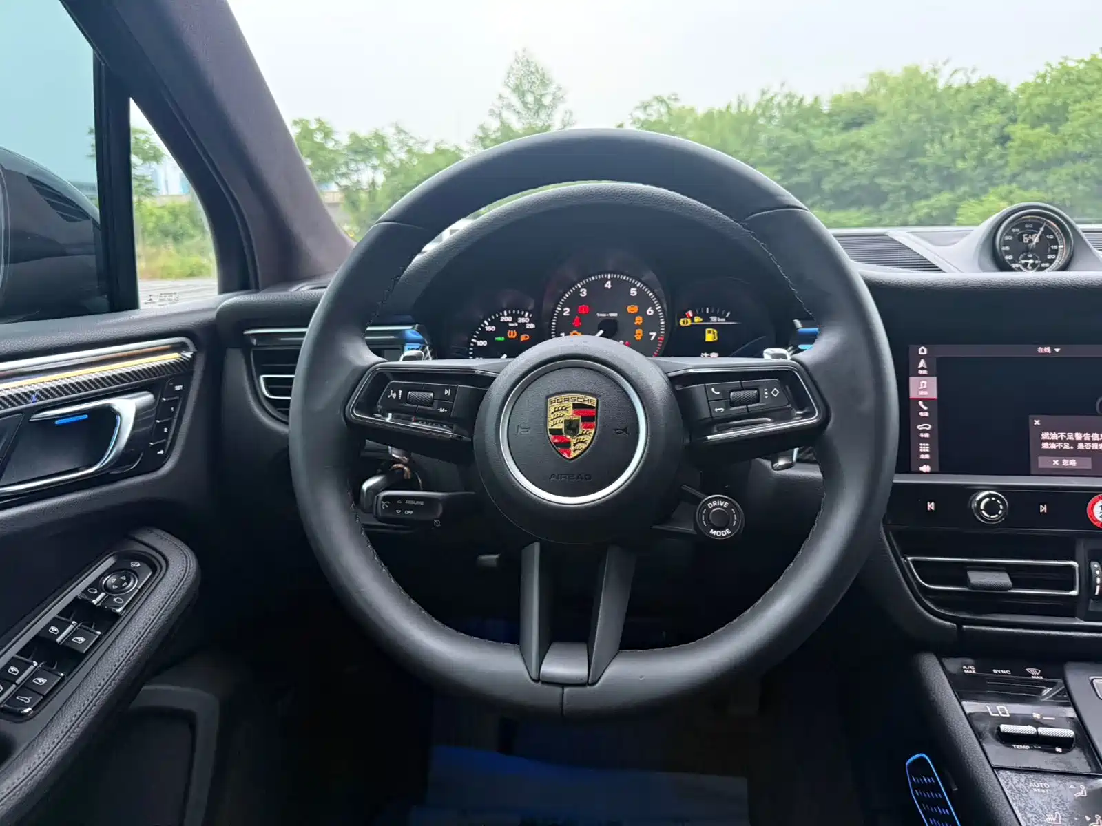 Photo 15 - Porsche Macan
