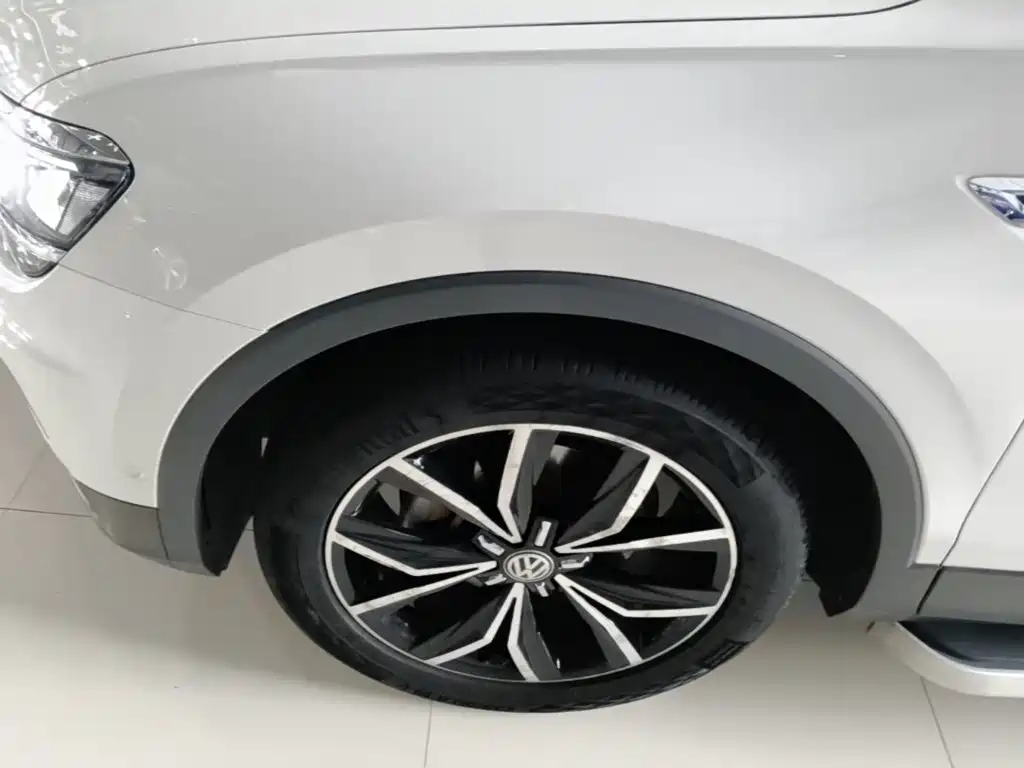 Фото 23 - Volkswagen Tiguan L
