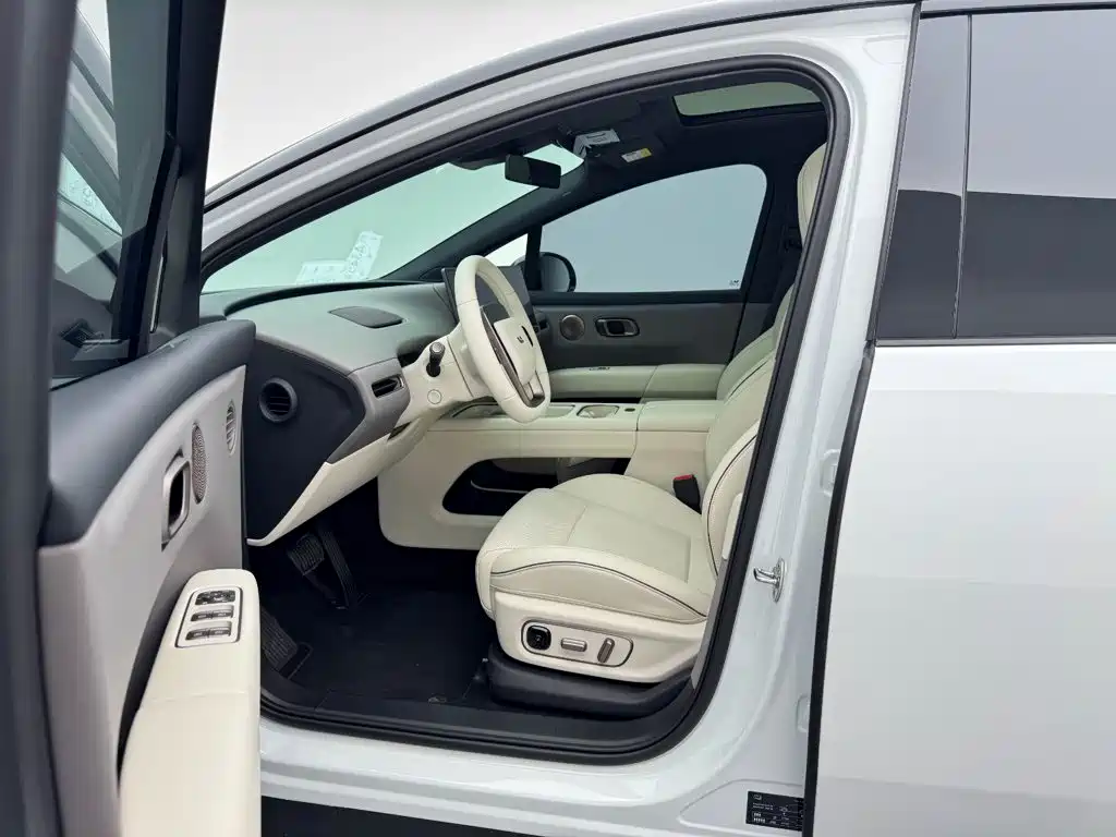 Photo 12 - Li Auto i6