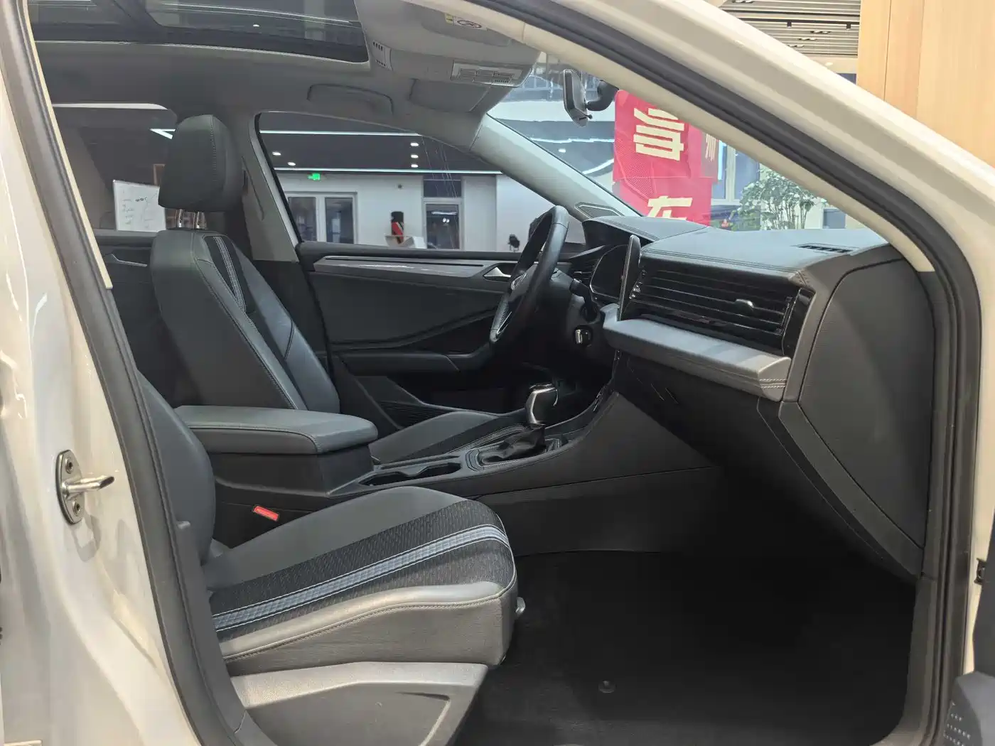 Volkswagen Sagitar 2024 300TSI DSG Flying Edition фото 8