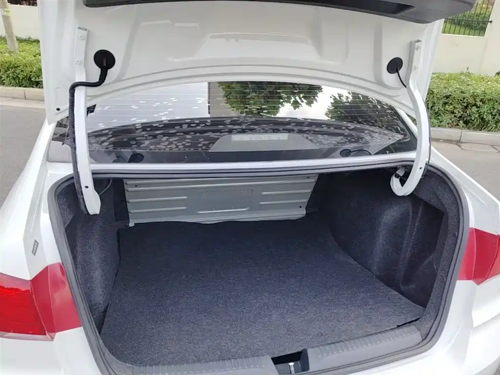 VOLKSWAGEN SANTANA