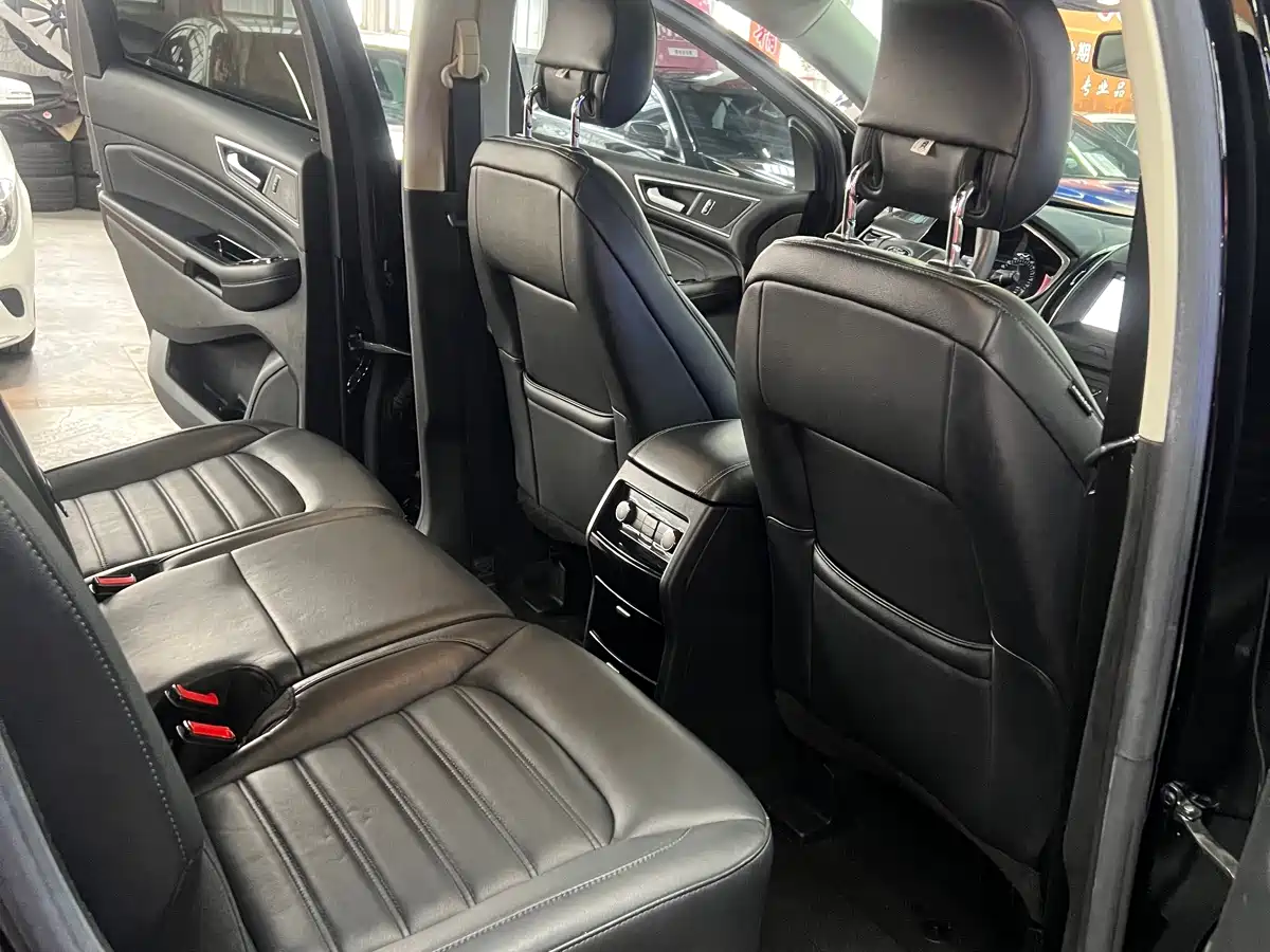 Фото 12 - Ford Edge