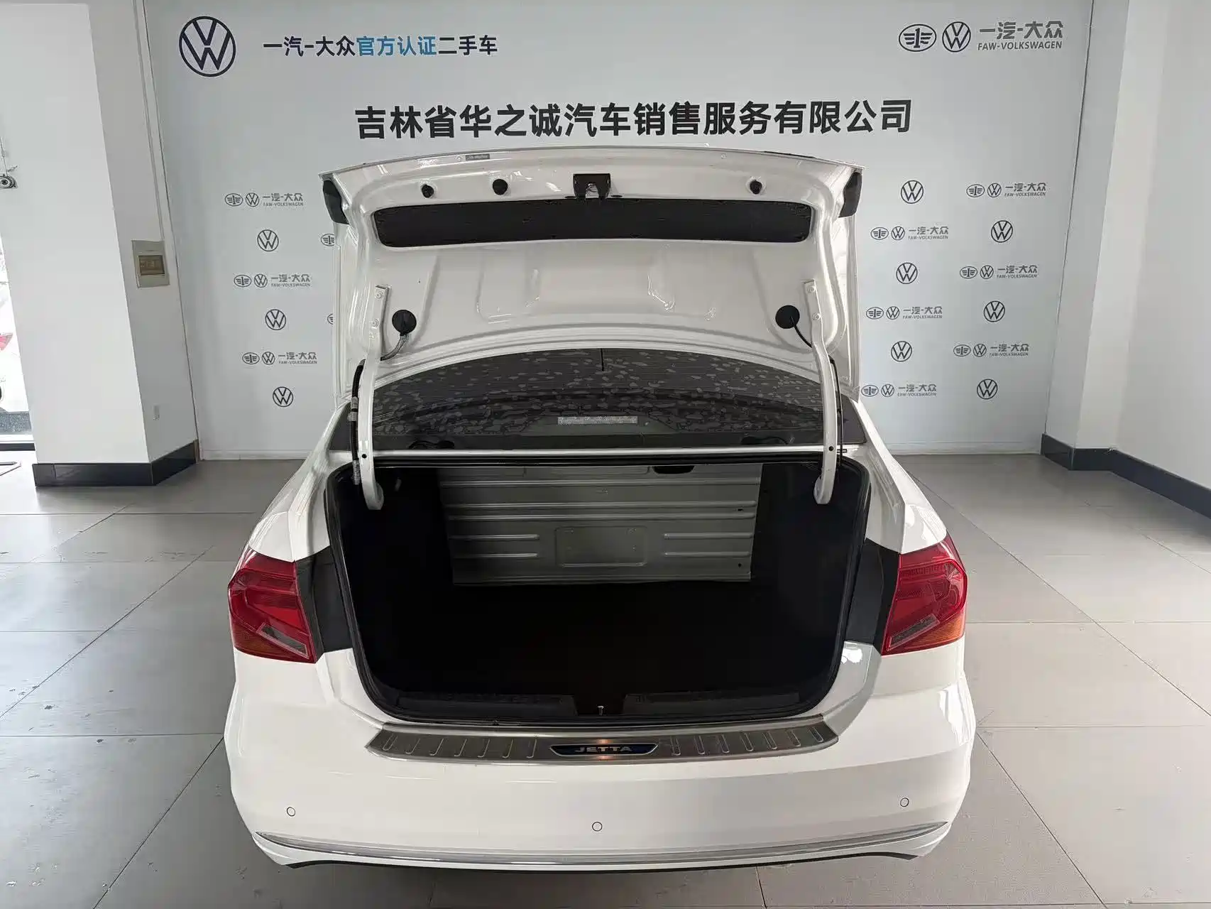 Фото 10 - Volkswagen Jetta