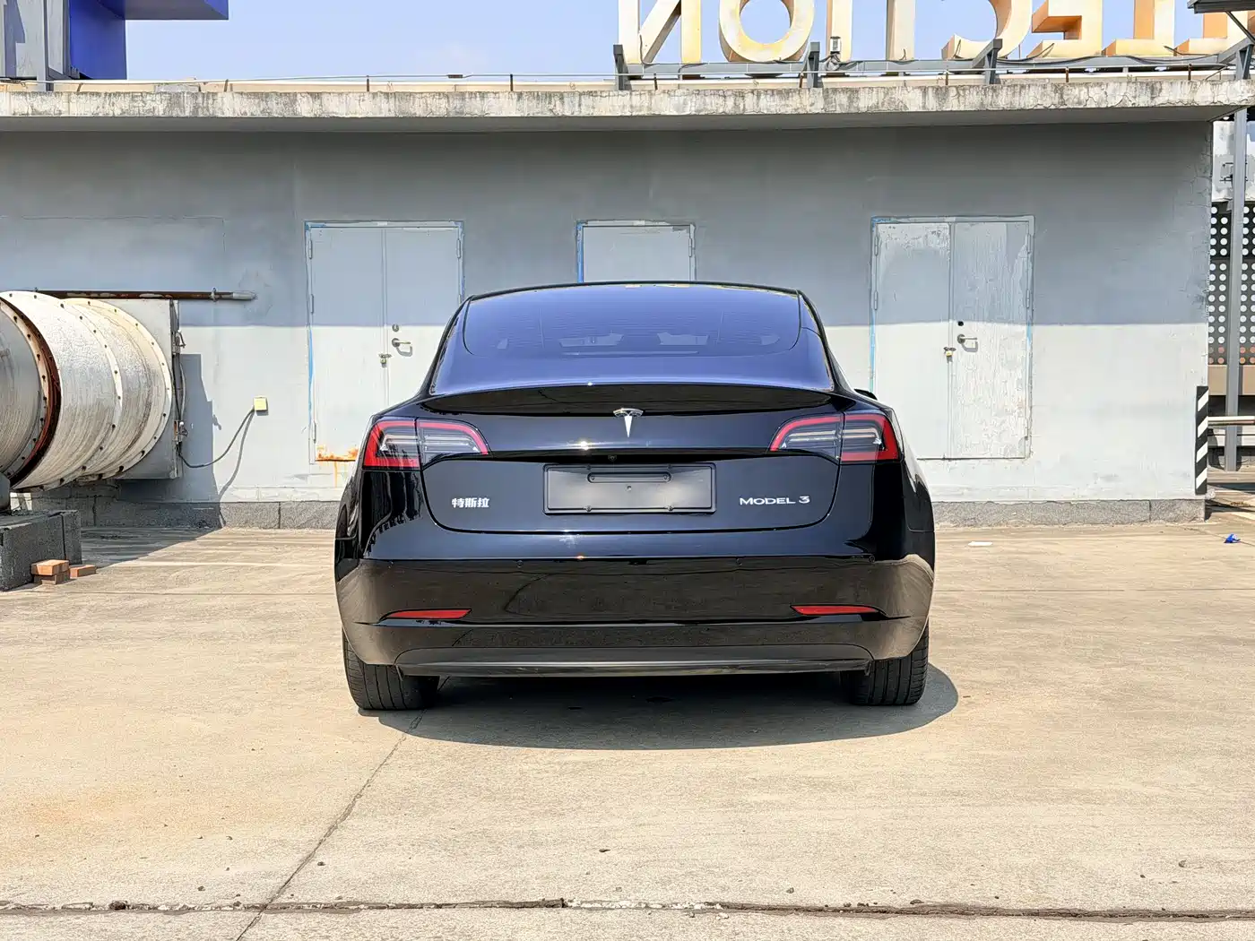 TESLA MODEL 3