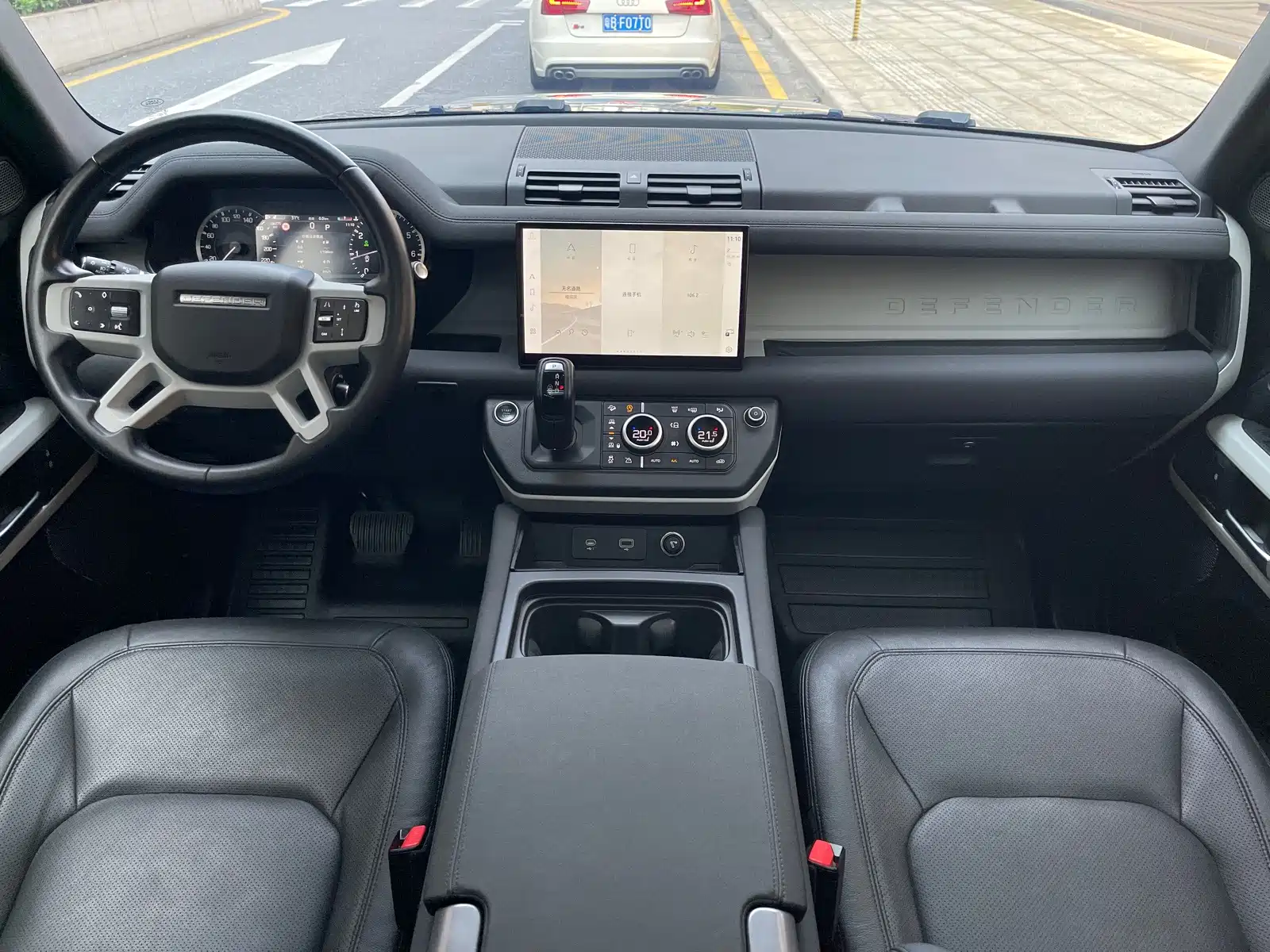 Photo 11 - Land Rover Defender