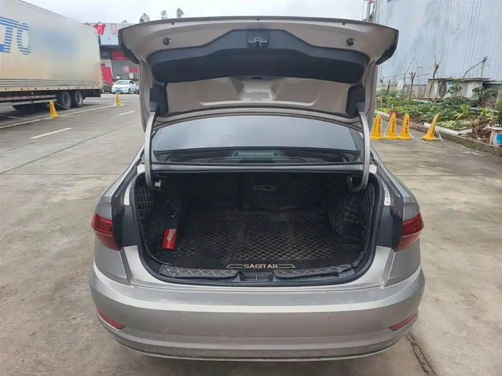 VOLKSWAGEN SAGITAR