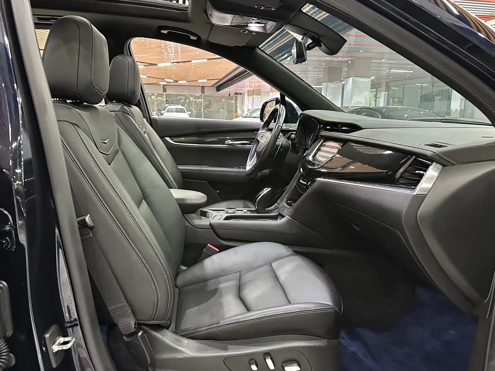 Фото 10 - Cadillac XT6
