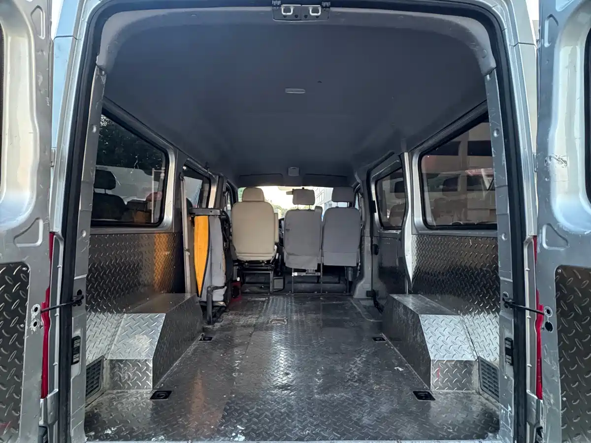 Dongfeng Yufeng Yufeng 2020 2020 2.3T Economy Logistics Vehicle Short Wheelbase Medium Roof 5-9 Seats WP2.3