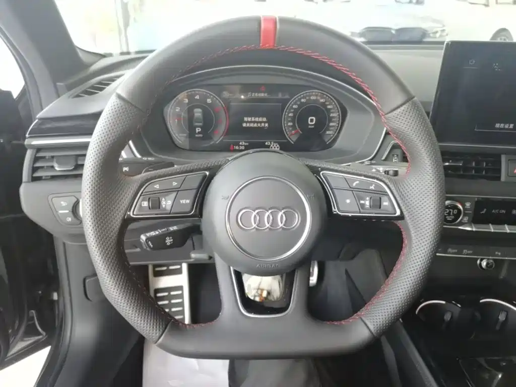 Фото 11 - Audi A4L