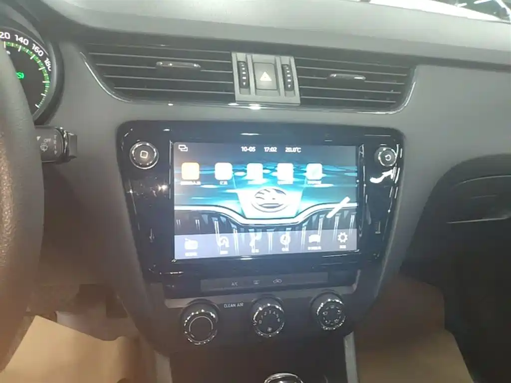 Škoda Octavia 2018 1.6L Automatic Comfort фото 13