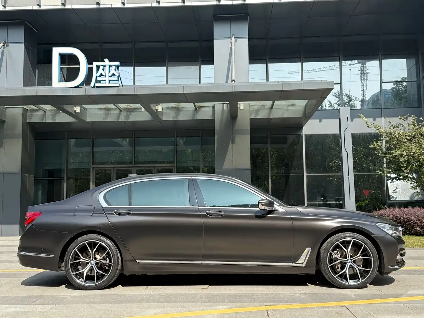 BMW 7 Series 2018 740Li xDrive Luxury M Sport Package Black Flame Edition фото 7