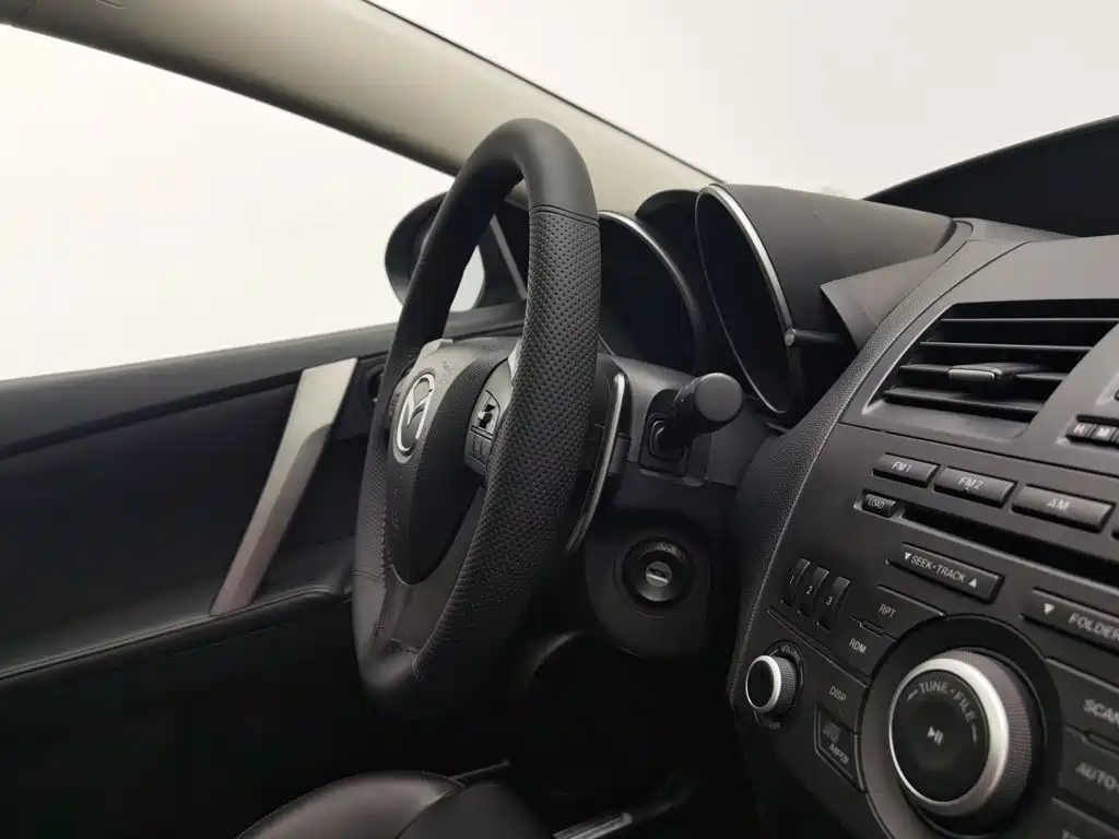 Mazda Mazda3 Axela 2013 2012 Hatchback 2.0L Automatic Luxury