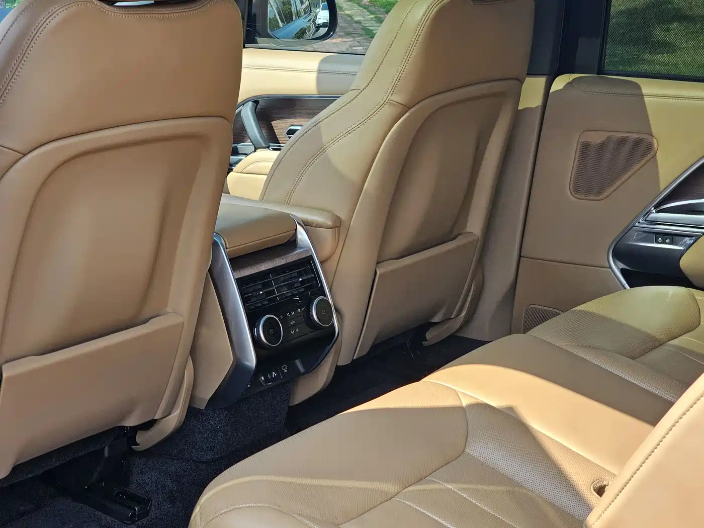 Land Rover Range Rover 2023 3.0 L6 400PS Golden Age 7-Seater Long Wheelbase фото 23