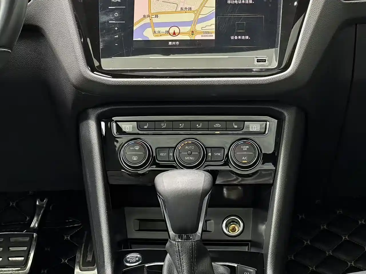 Photo 11 - Volkswagen Tiguan L