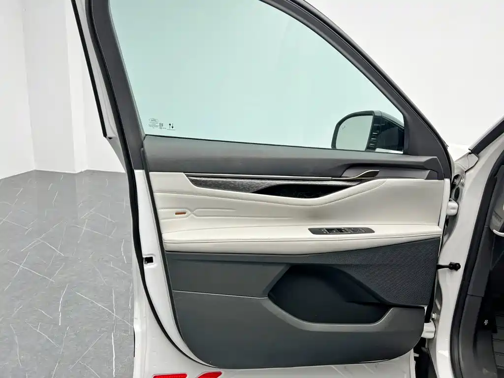 Фото 13 - Ford Edge