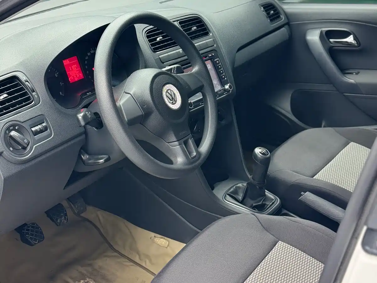 Volkswagen Polo 2013 1.4L Manual Trend Edition фото 5