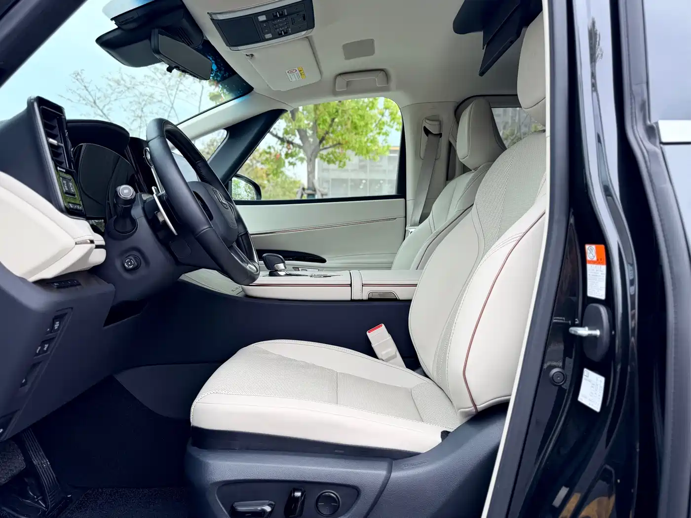Lexus LM 2023 500h 6-Seater Prestige Edition фото 10