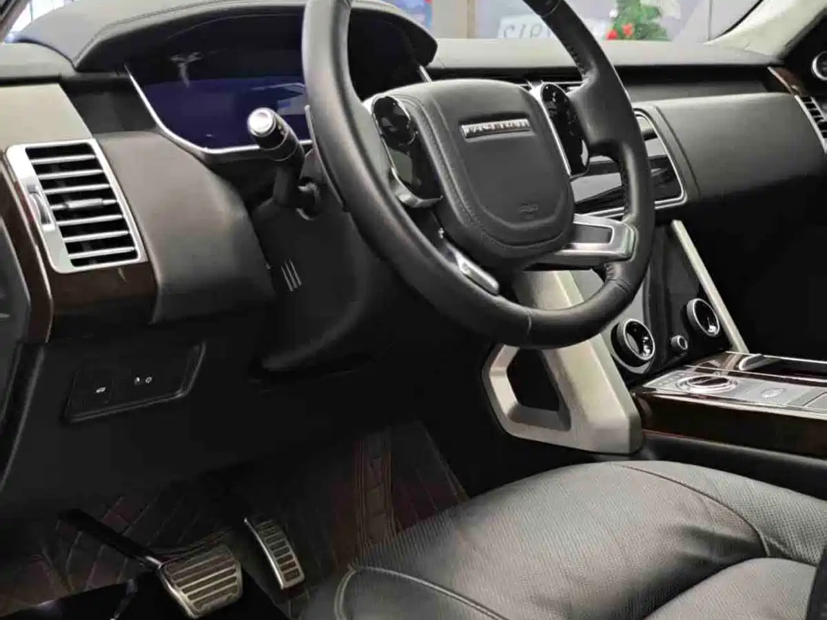 Land Rover Range Rover 2021 3.0 L6 Heritage Extended Classic Edition фото 4
