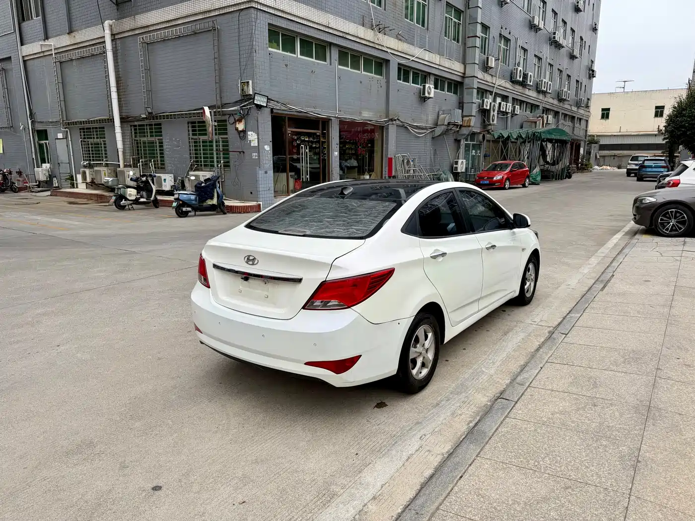 Hyundai Verna 2014 1.4L Automatic Leading GLX фото 5