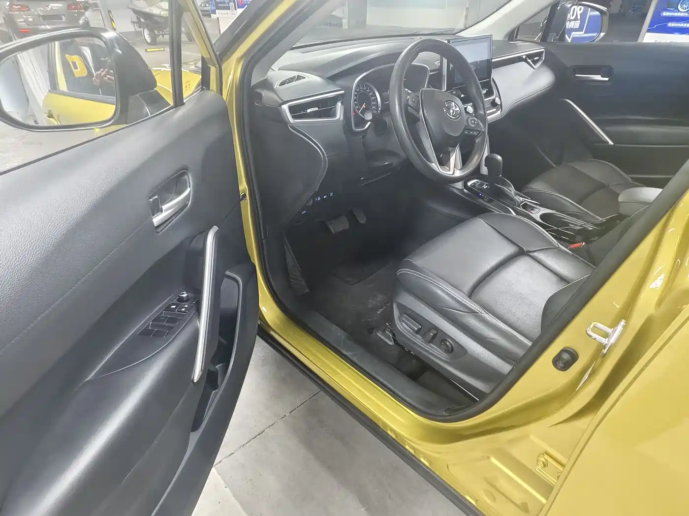 Toyota Frontlander 2022 2.0L CVT Luxury PLUS Edition фото 11
