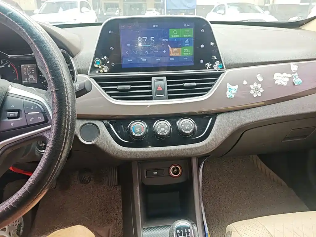 Baojun 310W 2018 2017 1.5L Manual Fashion Edition (China V)