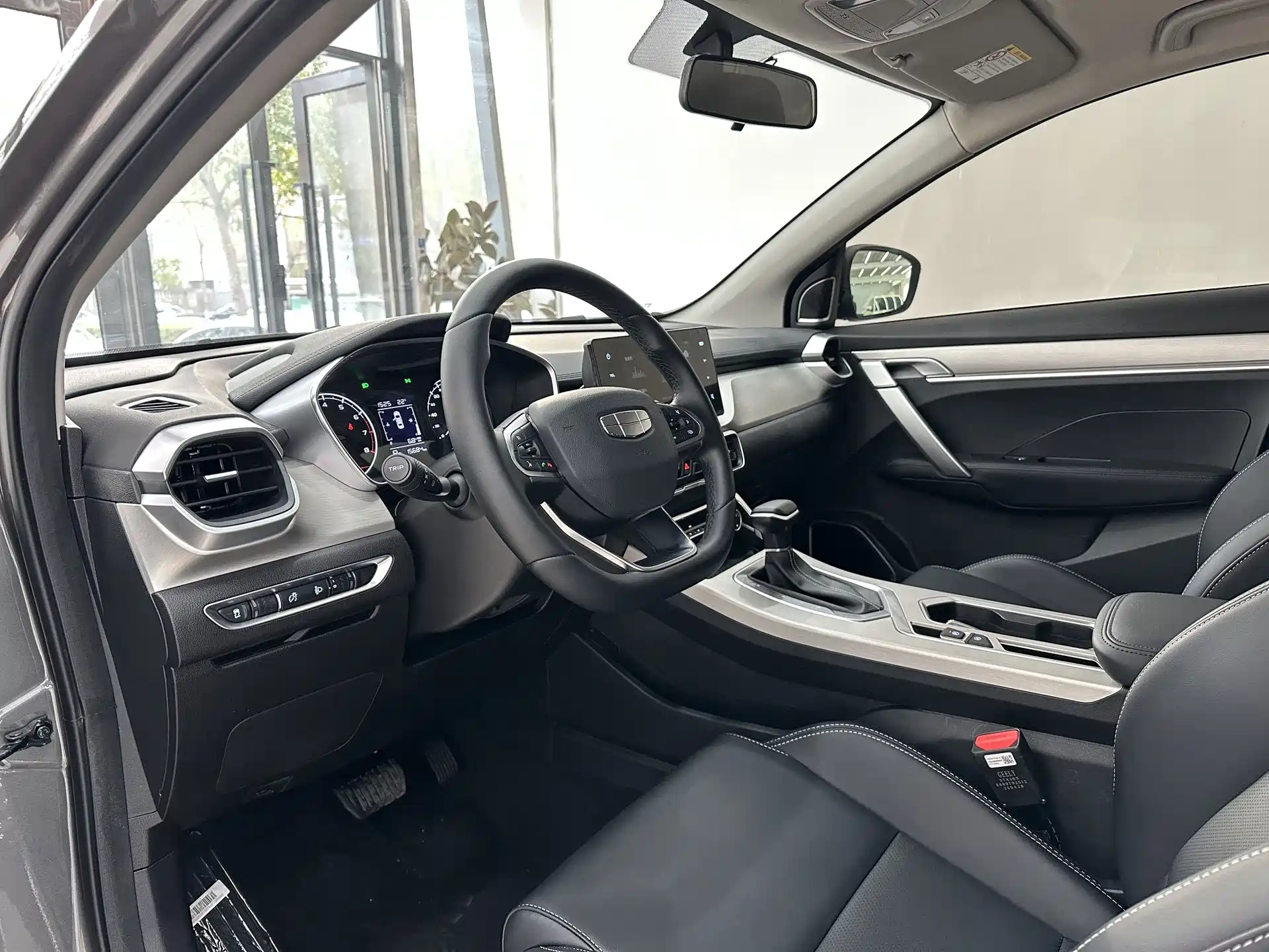 Фото 4 - Geely Coolray