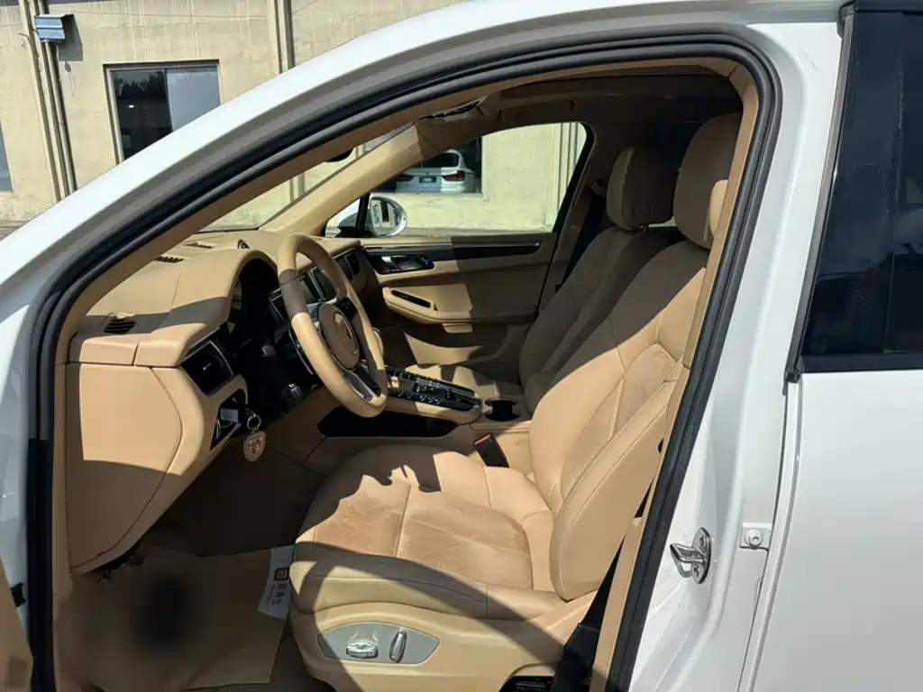 Photo 15 - Porsche Macan