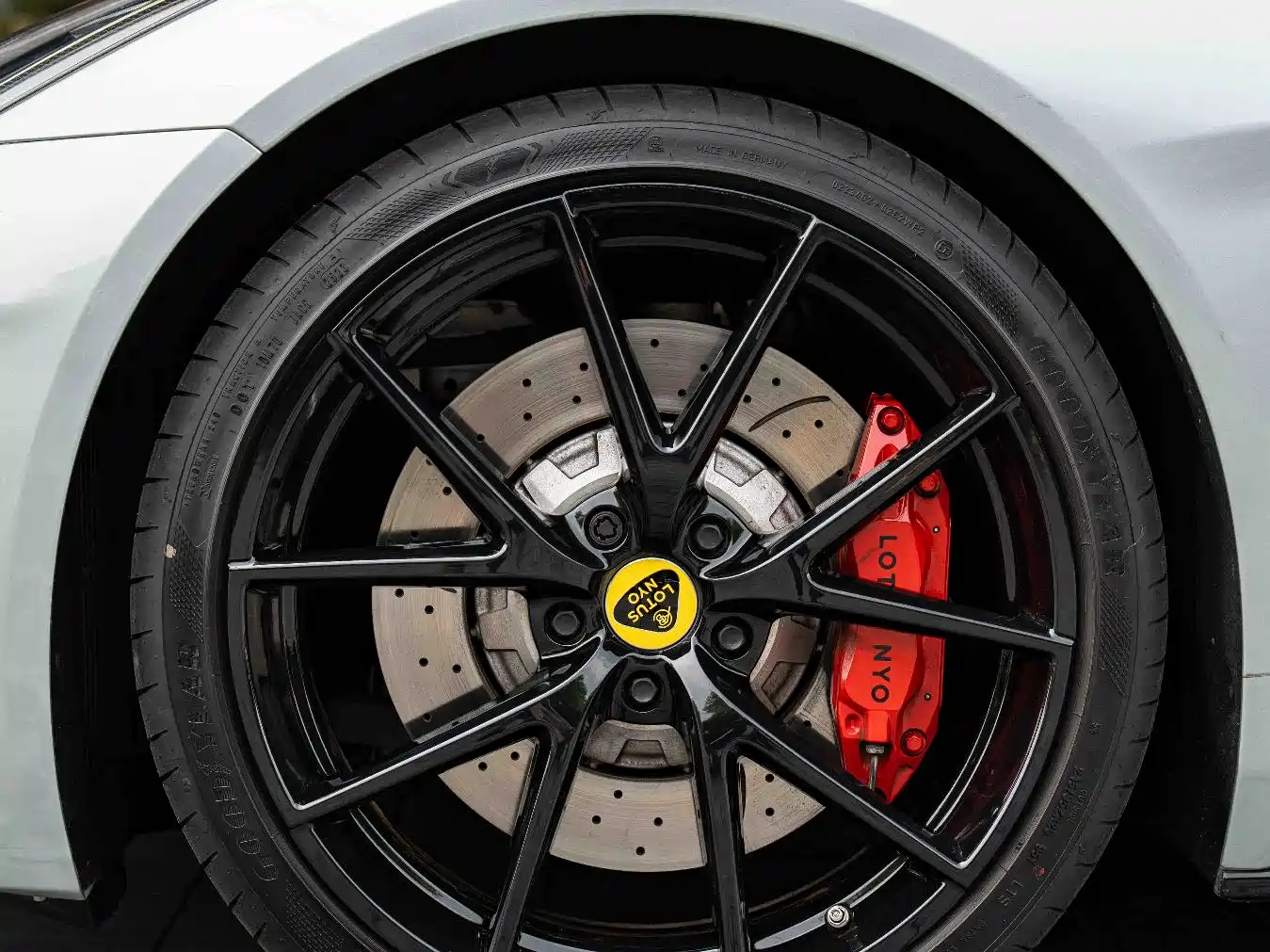 Lotus Cars EMIRA 2021 2.0T DCT First Edition фото 4
