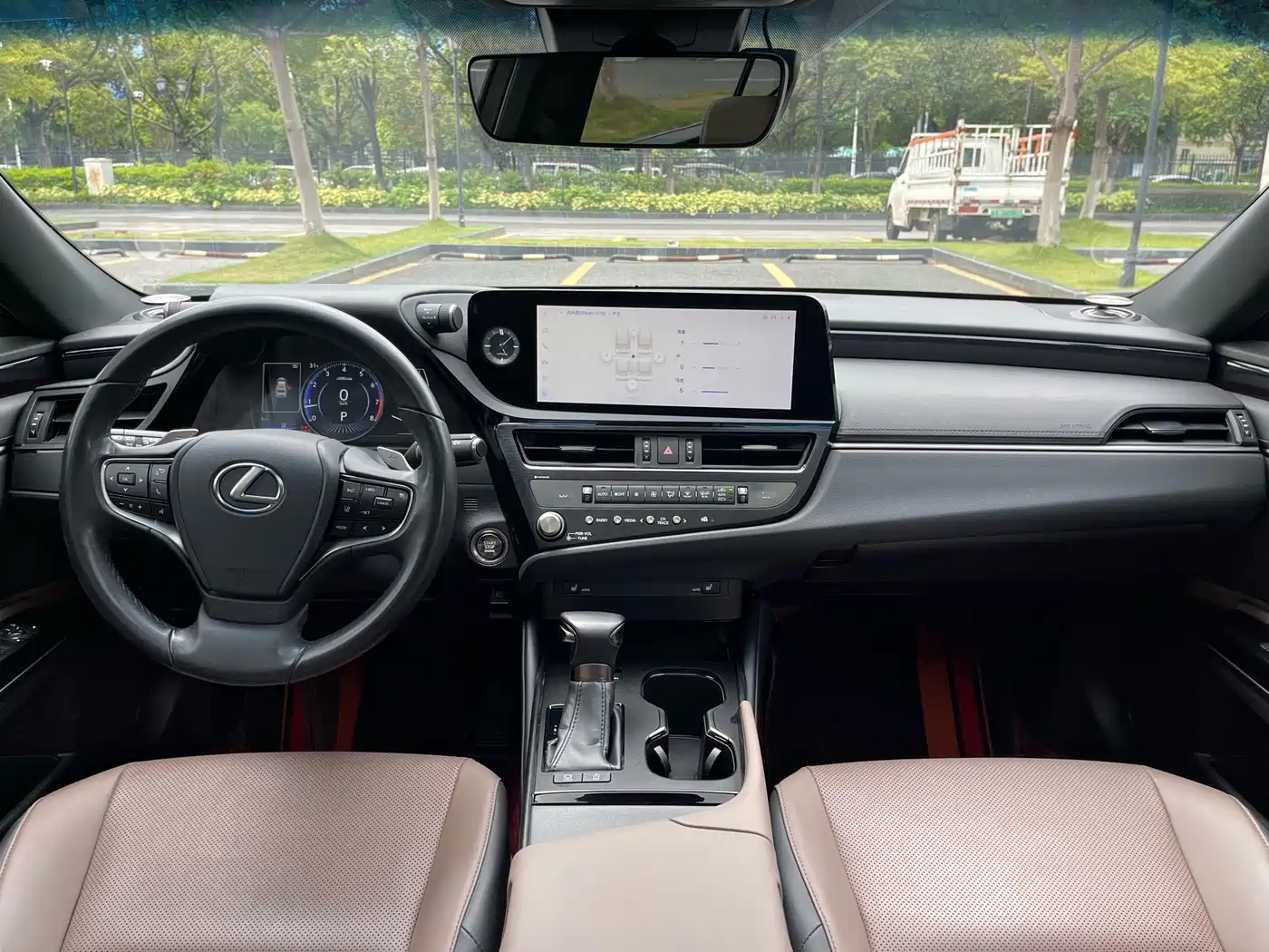 Фото 16 - Lexus ES