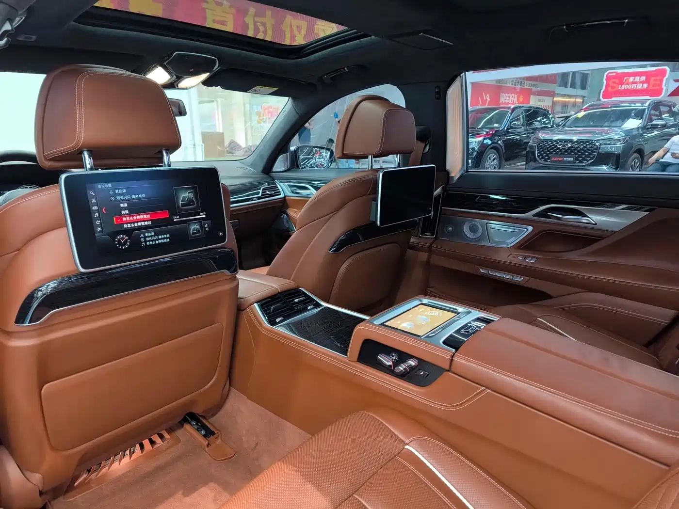 BMW 7 Series 2018 M760Li xDrive фото 15