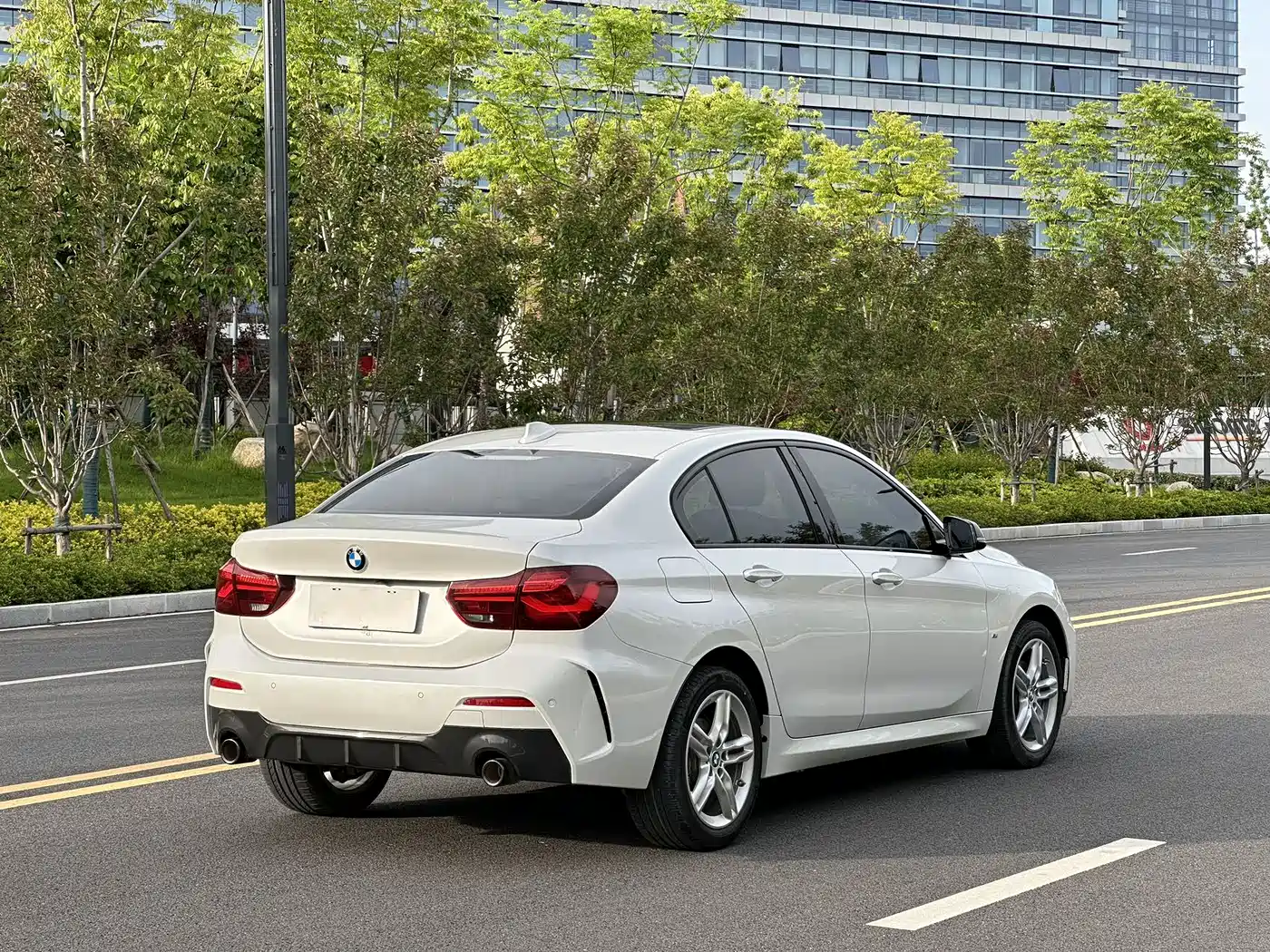 BMW 1 Series 2023 120i M Sport Shadow Edition фото 17
