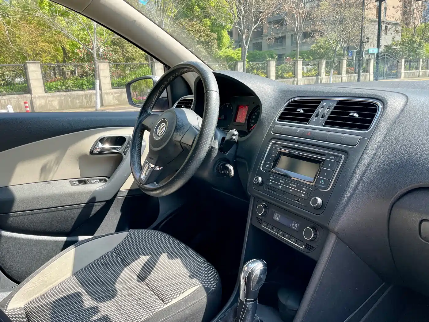 Volkswagen Polo 2012 1.6L Cross Polo AT фото 16